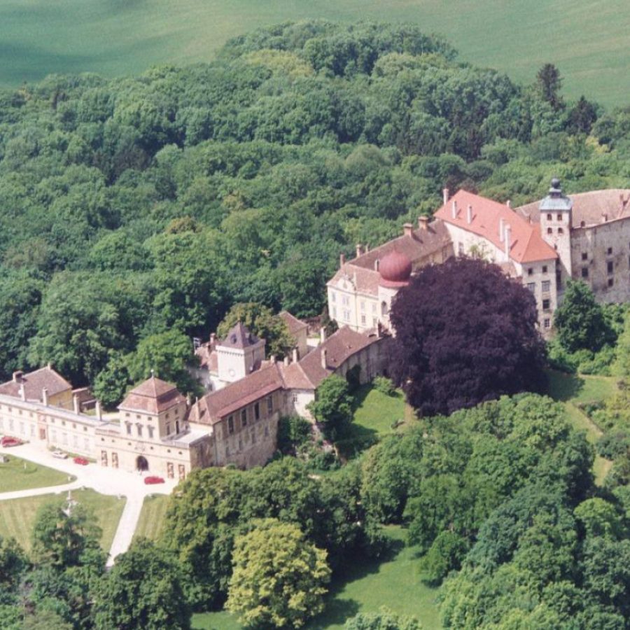 Das Schloss Ernstbrunn aus der Vogelperspektive.