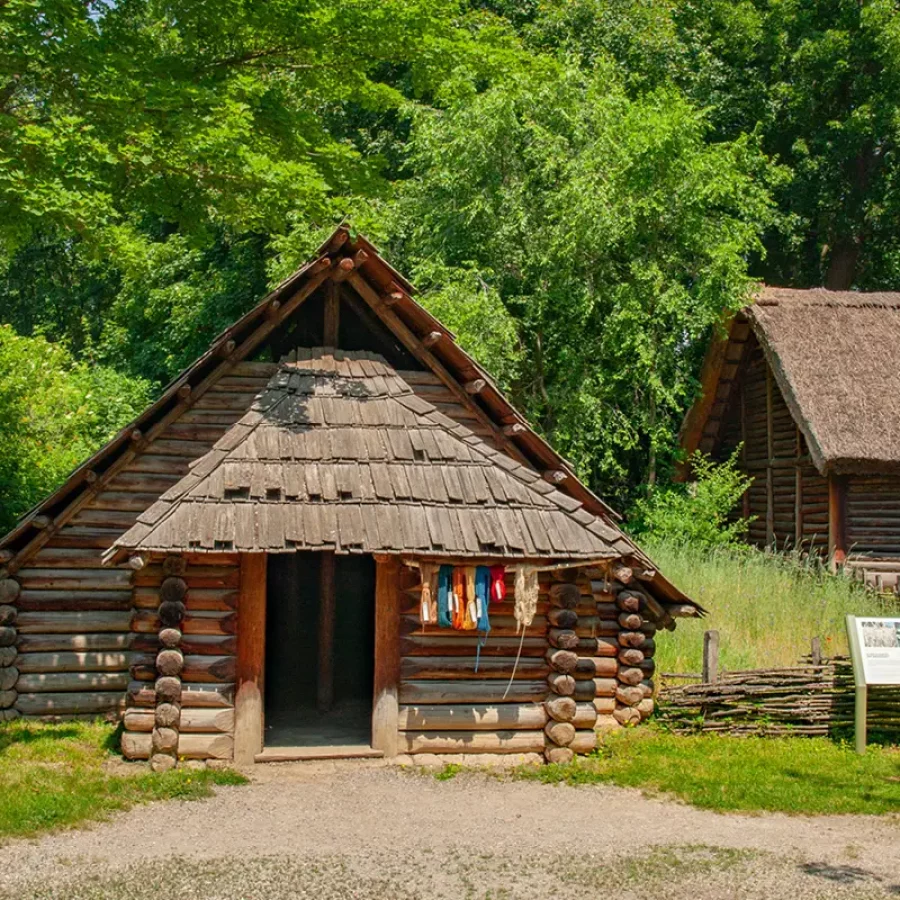 Ein urgeschichtliches Haus im MAMUS Museum Asparn.