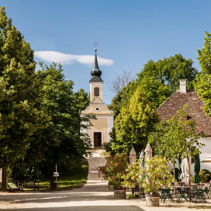 Eine Kirche und ein Gasthaus im Museumsdorf Niedersulz