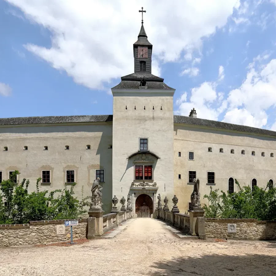 Vorderansicht des Schloss Niederleis im Weinviertel