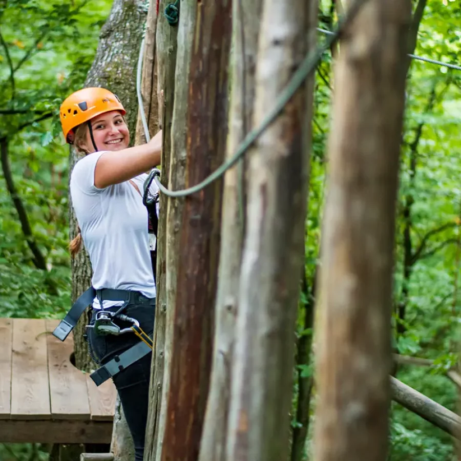 Ein Mädchen klettert im Kletterpark von Niederkreuzstetten.