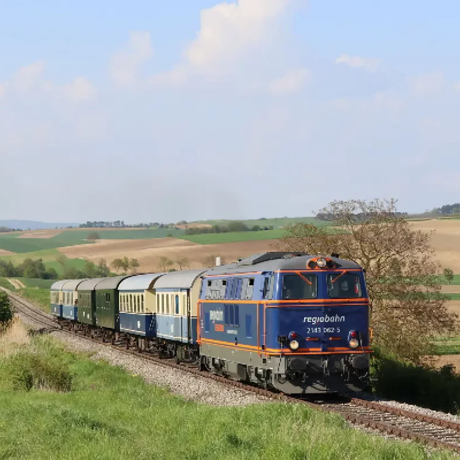 Die Regiobahn fährt auf den Gleisen durch die Leiser Berge.