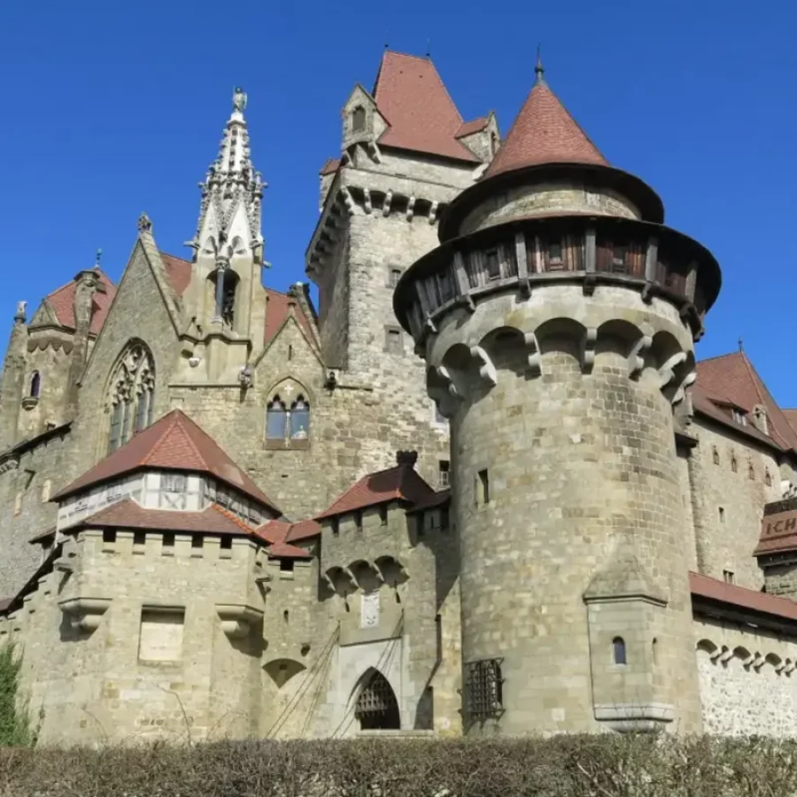 Die Burg Kreuzenstein im Bezirk Korneuburg bei strahlend blauem Himmel.